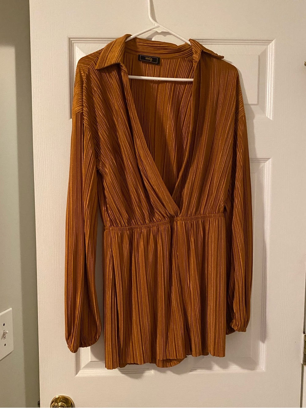VNTG Brand Size Large Rust Plisse Long-Sleeve Romper